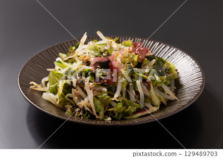 海藻沙拉(鮪魚、豆芽、海藻、小黃瓜、生菜) 海藻沙拉(鮪魚、豆芽、海藻、小黃瓜、生菜) 129489703