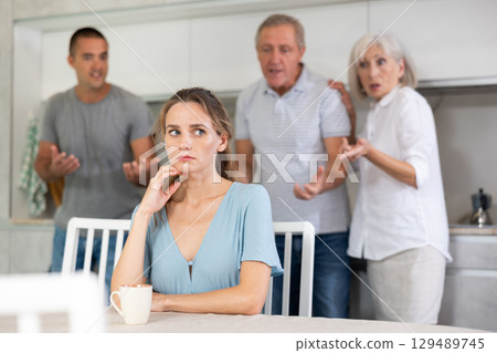 Family quarrel to girl 129489745