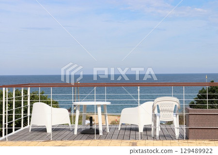 陽台上可以靜靜地欣賞空曠的秋海 129489922