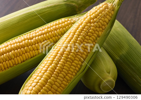 新鮮的玉米 129490306