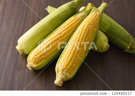 新鮮的玉米 129490317