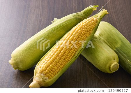 新鮮的玉米 129490327