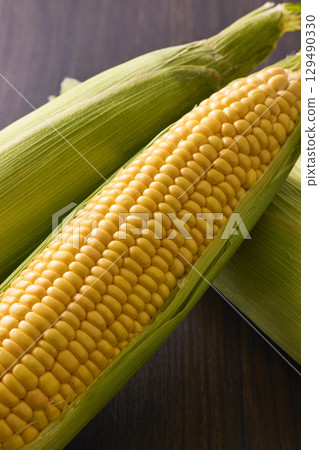 新鮮的玉米 新鮮的玉米 129490330