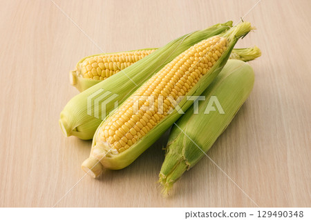 Fresh corn 129490348
