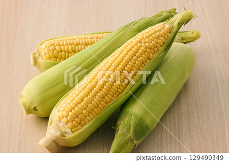 新鮮的玉米 新鮮的玉米 129490349