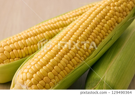 新鮮的玉米 129490364