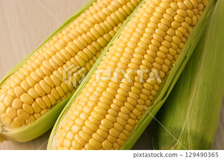 新鮮的玉米 新鮮的玉米 129490365