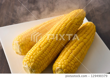 蒸煮玉米 129490379