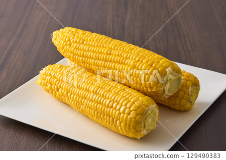 Steaming boiled corn 129490383