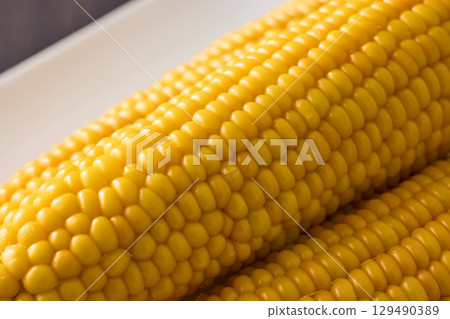 蒸煮玉米 129490389