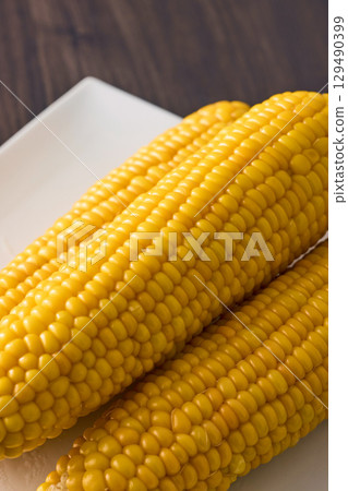 Steaming boiled corn 129490399
