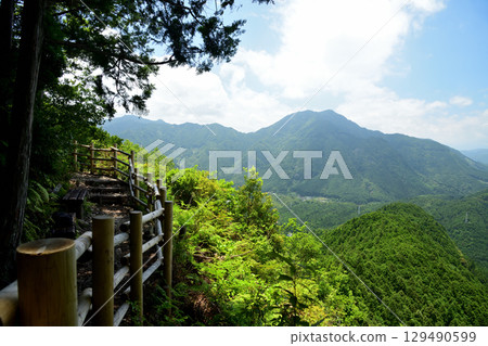從鳥居嶺瞭望台眺望一族山 [三重縣熊野市木和町] 129490599
