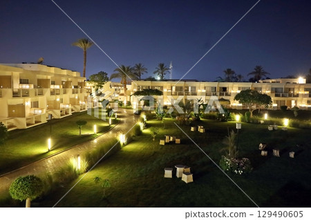小屋式飯店和花園的夜景 小屋式飯店和花園的夜景 129490605