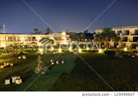 寬敞的花園和小屋式酒店的夜景 寬敞的花園和小屋式酒店的夜景 129490607