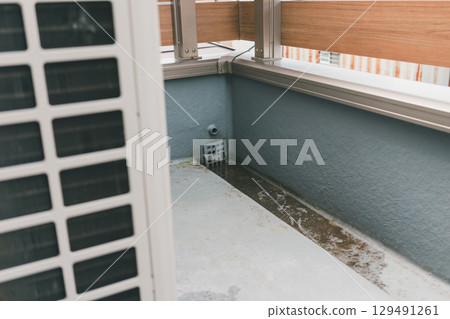 Rainwater from the balcony does not drain smoothly 129491261