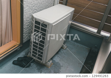 空調室外機在陽台上 129491263