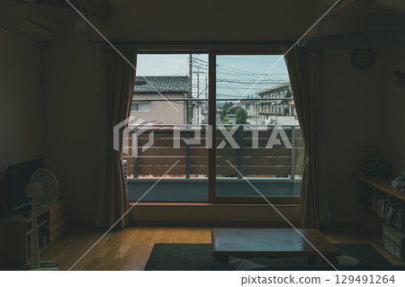 從住宅區獨立式住宅二樓客廳窗戶看到的景色 129491264