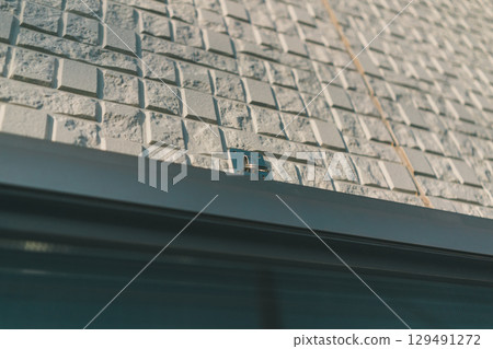 將固定遮陽篷的支架安裝到房屋的外牆上。 129491272