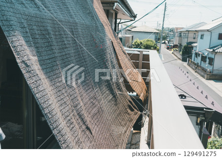 Sunshade installed on the balcony 129491275