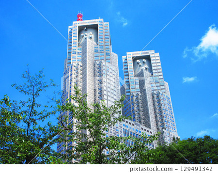 東京都政府大樓及藍天 129491342