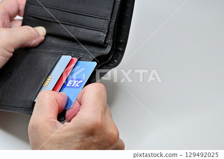 嘗試從卡盒中取出 ETC 卡 129492025