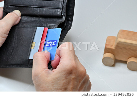 Trying to remove the ETC card from the card case 129492026