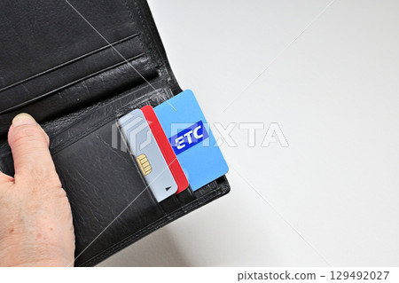 Trying to remove the ETC card from the card case Trying to remove the ETC card from the card case 129492027