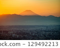 日落時的富士山與城市景觀 129492213