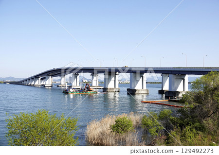 從路邊站琵琶湖大橋看到的藍天和琵琶湖大橋 129492273