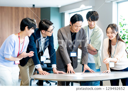 Business person working in the office 129492652