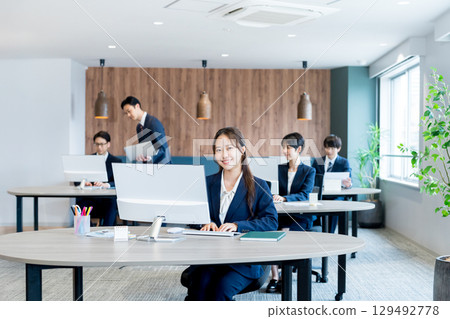 在辦公室工作的女商人 在辦公室工作的女商人 129492778