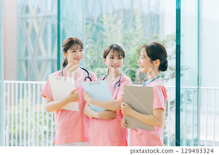 三位女護士 129493324