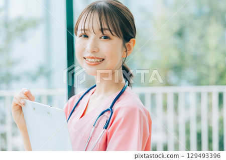 微笑的女護士 129493396