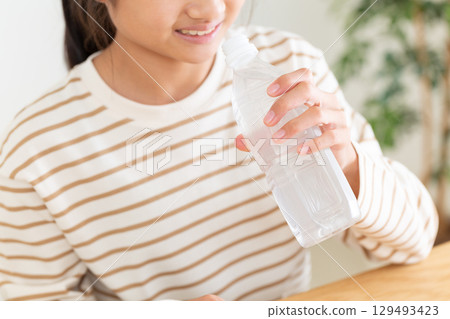 一名國中生正在喝運動飲料 129493423