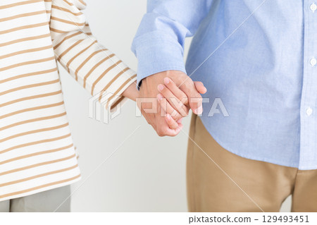 一名中學生和她的父親手牽著手 129493451
