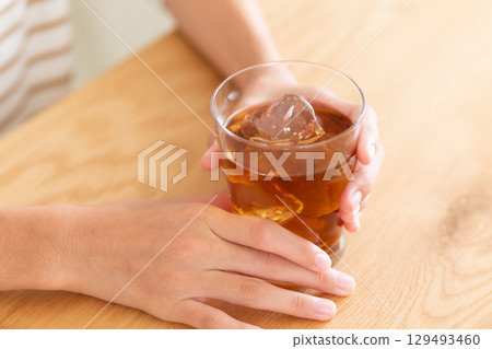 A middle school girl drinking barley tea 129493460