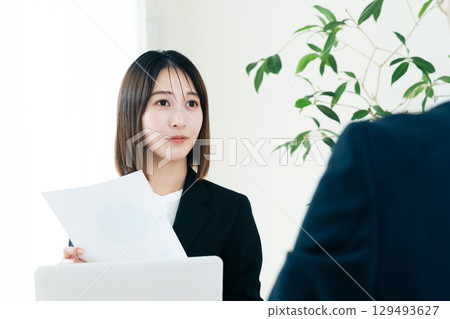 Business woman who does business 129493627