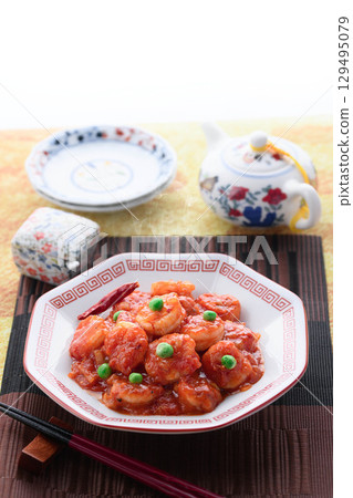 色澤鮮香的辣椒蝦。經典中式菜餚。色彩繽紛的辣椒蝦仁炒製而成。非常適合廣告宣傳。 129495079
