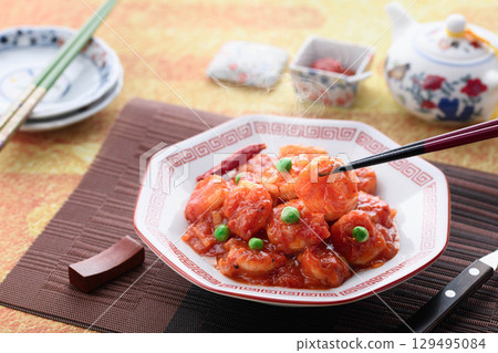 色澤鮮香的辣椒蝦。經典中式菜餚。色彩繽紛的辣椒蝦仁炒製而成。非常適合廣告宣傳。 129495084