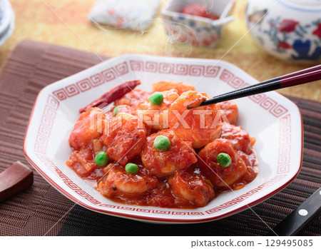 色澤鮮香的辣椒蝦。經典中式菜餚。色彩繽紛的辣椒蝦仁炒製而成。非常適合廣告宣傳。 129495085