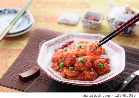 色澤鮮香的辣椒蝦。經典中式菜餚。色彩繽紛的辣椒蝦仁炒製而成。非常適合廣告宣傳。 129495086