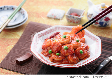 色澤鮮香的辣椒蝦。經典中式菜餚。色彩繽紛的辣椒蝦仁炒製而成。非常適合廣告宣傳。 129495088