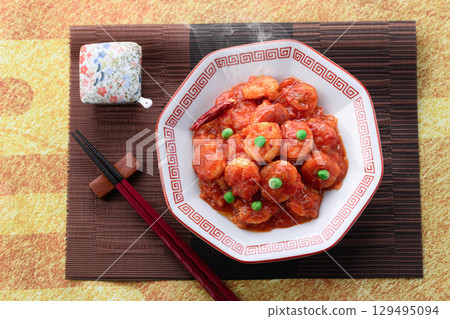 色澤鮮香的辣椒蝦。經典中式菜餚。色彩繽紛的辣椒蝦仁炒製而成。非常適合廣告宣傳。 129495094