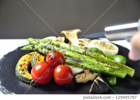 盤子裡的烤蔬菜 129495797