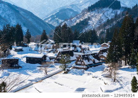 Snowy Ainokura Gassho-style Village, Gokayama in winter 129495914