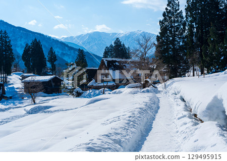 冬日里的五簇山,白雪皚皚的相倉合掌村 冬日里的五簇山,白雪皚皚的相倉合掌村 129495915