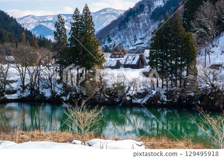 莊川與世界遺產菅沼合掌村的冬日風景 莊川與世界遺產菅沼合掌村的冬日風景 129495918