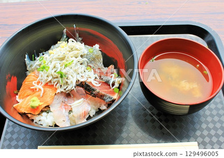 Bowl of rice topped with sashimi  129496005