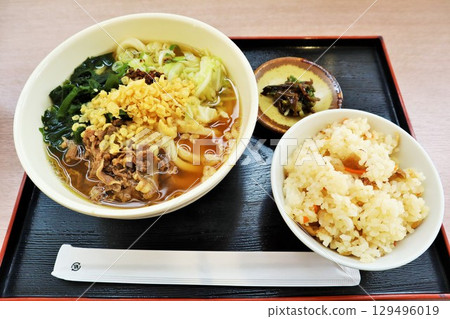 山梨縣的富士吉田烏龍麵和煮雜燴飯（調味米飯） 129496019