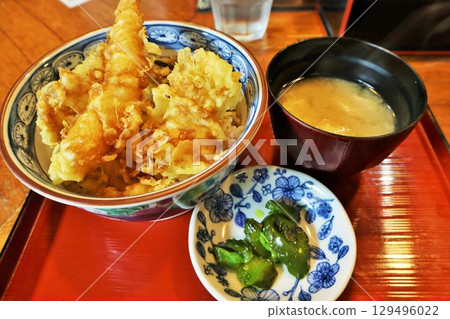 米飯和油炸魚碗 129496022